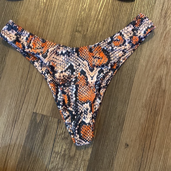 Zaful printed bikini.  Size small.  Worn only once - Picture 4 of 8